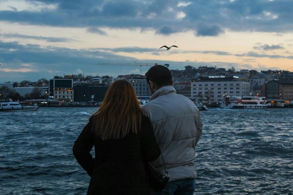 Comment gérer les ressources en eau lors d'un camping en zone désertique?